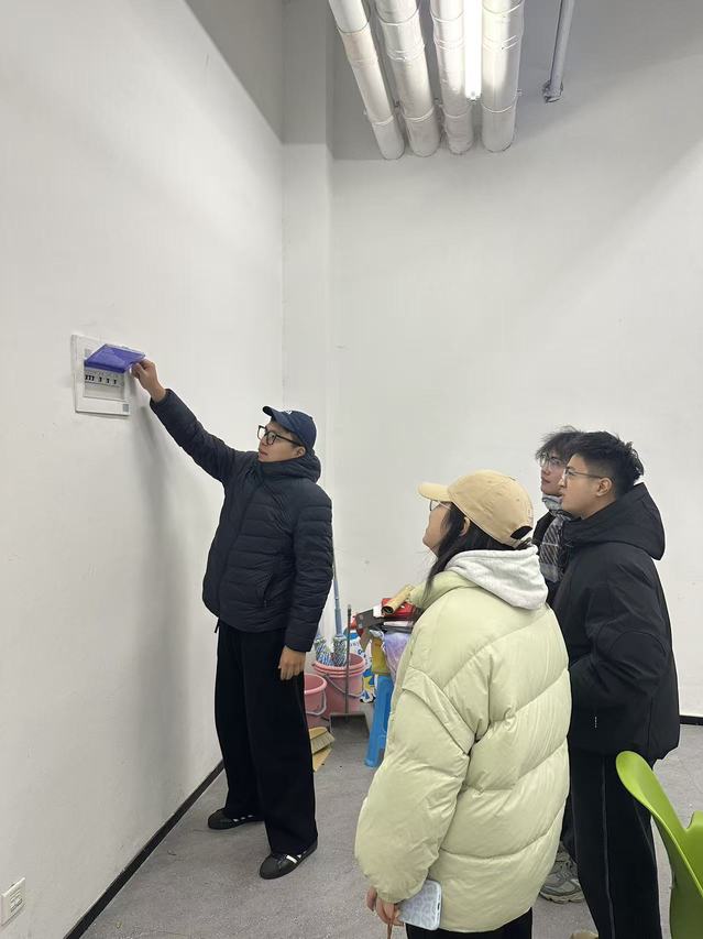 检查组告知负责人及时关闭总闸.jpg